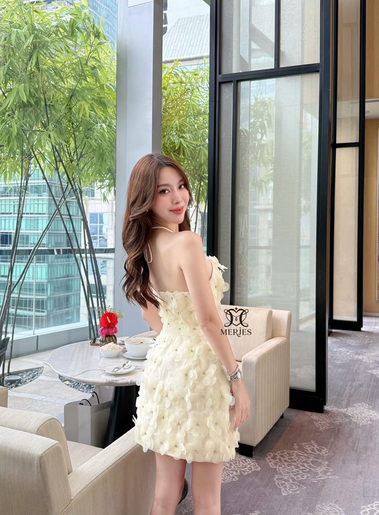 𝐌𝐄𝐑𝐉𝐄𝐒 𝐒𝐓𝐔𝐃𝐈𝐎 (เมอร์เจส): เดรสดอกไม้แต่งเพชรสีครีมสดใส