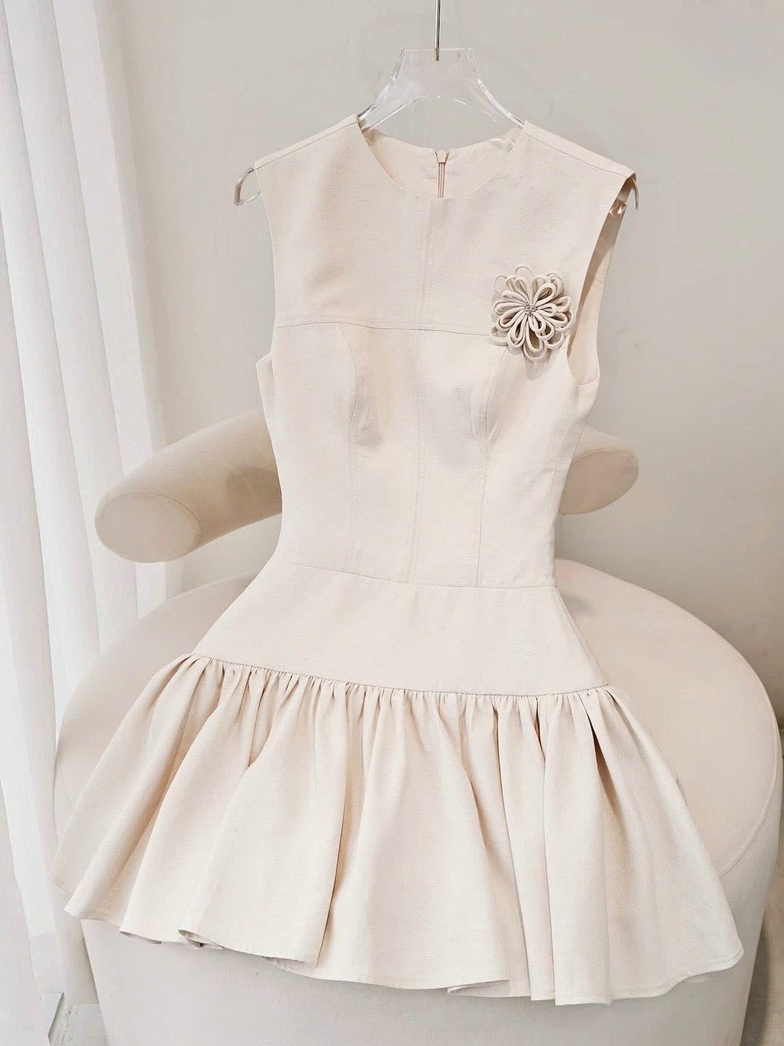 ชุดเดรส Peony Elegance
ดีไซน์คอกลม แขนกุด
