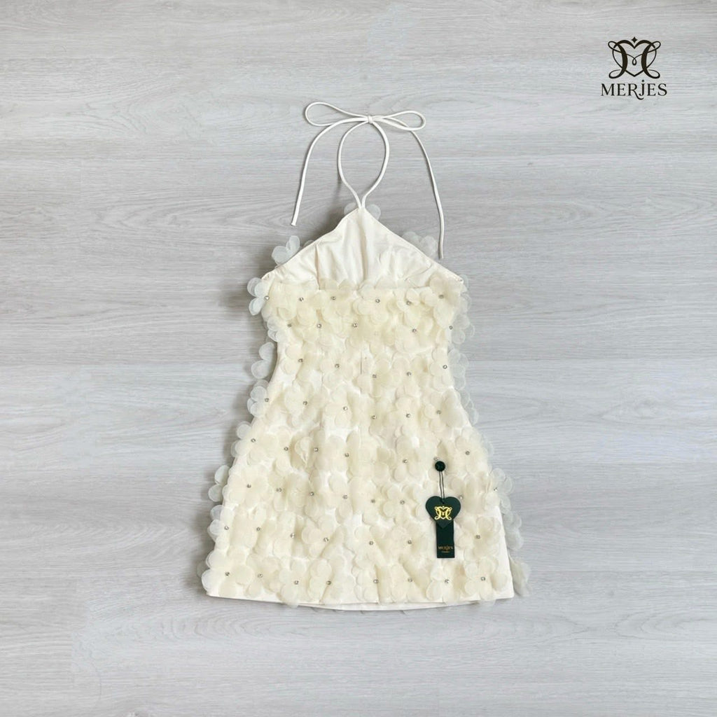 𝐌𝐄𝐑𝐉𝐄𝐒 𝐒𝐓𝐔𝐃𝐈𝐎 (เมอร์เจส): เดรสดอกไม้แต่งเพชรสีครีมสดใส