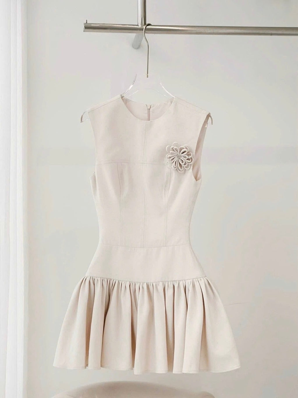 ชุดเดรส Peony Elegance
ดีไซน์คอกลม แขนกุด