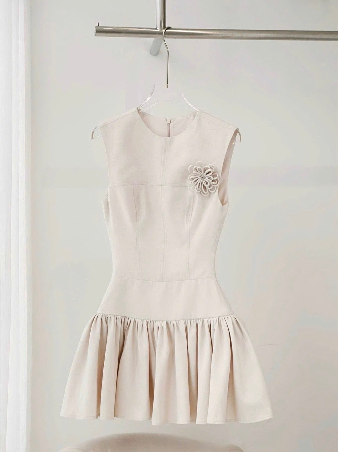 ชุดเดรส Peony Elegance
ดีไซน์คอกลม แขนกุด