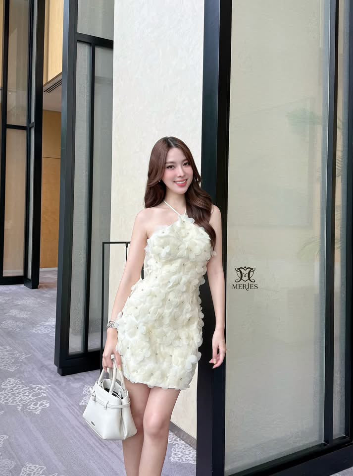 𝐌𝐄𝐑𝐉𝐄𝐒 𝐒𝐓𝐔𝐃𝐈𝐎 (เมอร์เจส): เดรสดอกไม้แต่งเพชรสีครีมสดใส